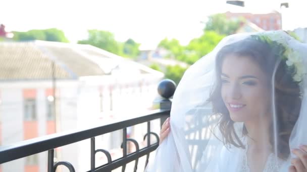 Крепление вуали на голове невесты — стоковое видео