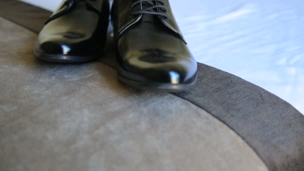 Mannelijke kleding schoenen, elegantie bruiloft bruidegom laarzen — Stockvideo