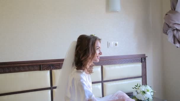 Восхищающаяся невеста смотрит на руку с кольцом — стоковое видео