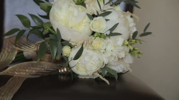 Primo piano di bouquet da sposa su una sedia — Video Stock