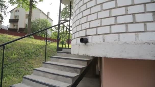 Паркур Прыжок свободного бегуна по лестнице — стоковое видео