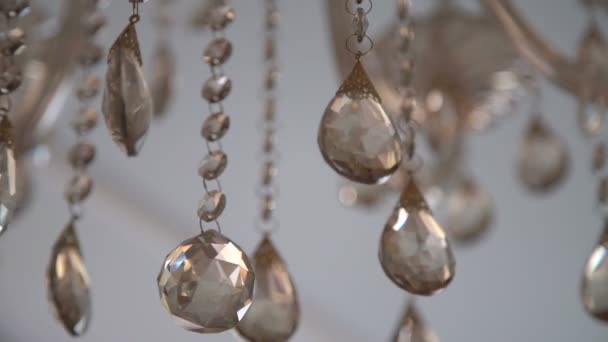 Fondo de la lámpara de araña decorada con cristales — Vídeo de stock