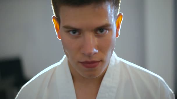 Portret przystojny mistrza taekwondo z bliska — Wideo stockowe