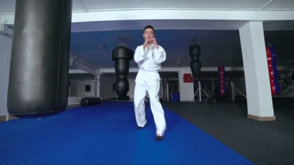 Taekwondo. Edzés az edzőteremben fiatal sportoló mozgások