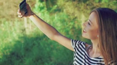 Parkta çok esmer alarak selfie. 4k