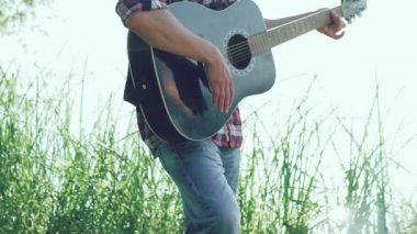 Su birikintisi yakın gitar çalmak şapkalı genç adam. Yavaş yavaş