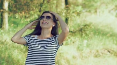 Çekici kız kameraya poz ve saç dokunmadan bordo dudaklı. Yavaş yavaş