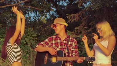 Genç kızlar Gitar sesleri Park için dans. Yavaş yavaş