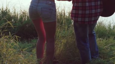 Kızın gitar sesler gölet yakınındaki dans arkana bakma. Yavaş yavaş