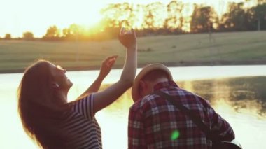 Sırt ne zaman oğlum dans kız görünümünü su birikintisi yakın gitar çalmak. Yavaş yavaş