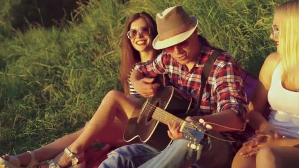 Twee meisje met grappige jongen vreugde met gitaar op de natuur. 4k — Stockvideo