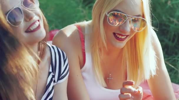 Бабой извращаются девушки из видео девчонки отдыхают порно баба