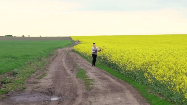 Chlapec s hračkou letadla poblíž znásilnění polí. Zpomalený pohyb — Stock video