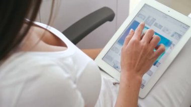 Bayan hasta diş dişçi sandalyede tablet izlerken