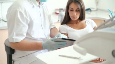 Dişçi diş xray kullanan kadın ile