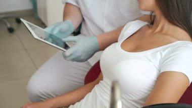 Dişçi diş xray kullanarak hasta ile