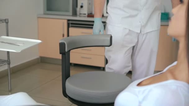 Menina bonita conversando com seu dentista no quarto dental — Vídeo de Stock