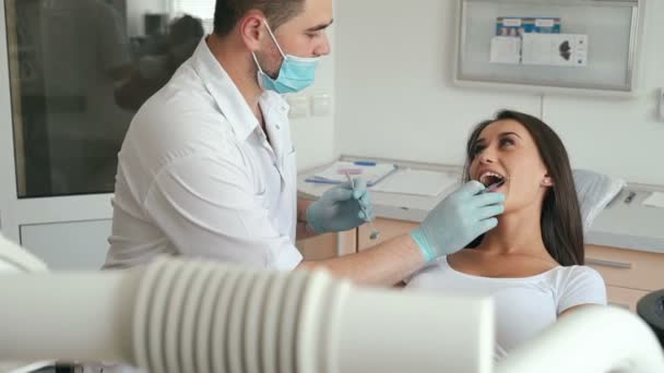 Портрет пацієнта стоматолога для перевірки та чищення зубів — стокове відео