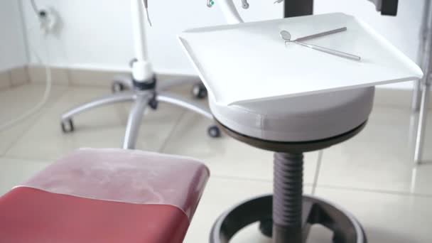 Современные стоматологические инструменты, много инструментов, стул — стоковое видео