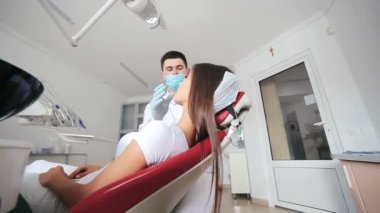 Bir kenara görünümünü dişçi genç kadının diş incelenmesi