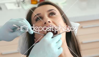 Genç güzel kadının diş inceleyerek dişçi closeup