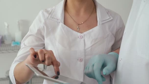 Retrato de assistente dentária discutindo diagnóstico e sorrindo. Devagar. — Vídeo de Stock