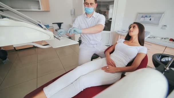 Dentist checks up girls teeth in cabinet — Stock Video