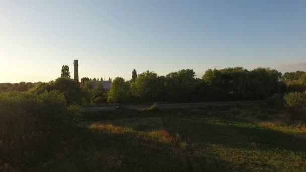 Luftaufnahme des Sonnenuntergangs in der Nähe der Straße — Stockvideo