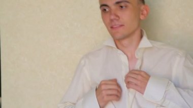 Şık genç adam giyen gömlek