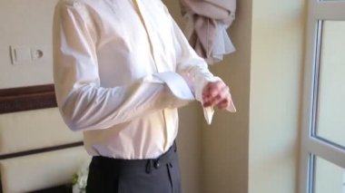 Pencerenin yakınındaki damat kol düğmeleri yaka çiçeği