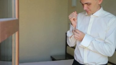 Damat kol düğmeleri yaka çiçeği odasında