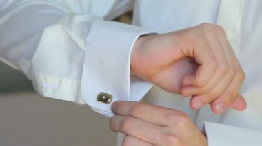 Genç adam kol düğmeleri yaka çiçeği yakın çekim