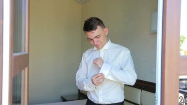 Şık yakışıklı adam kol düğmeleri yaka çiçeği kapalı