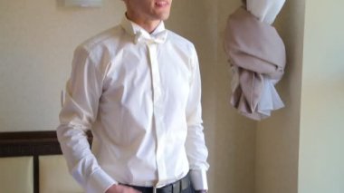 Komik bir damat kravatı düzeltir