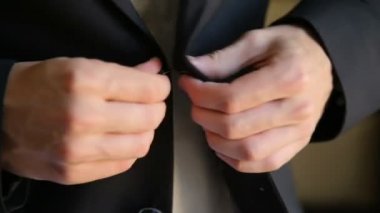Bir ceket kadar düğmelerini. Düğmeleri ceketini Tespitleme elbiseli adam. Yakın çekim