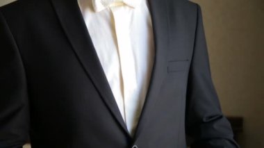Yakışıklı damat ceket düzeltir