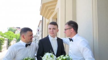 Bir Balkonda duran arkadaş grubu damat