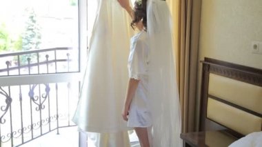 Güzel gelin gelinlik dokunur ve kaldırır