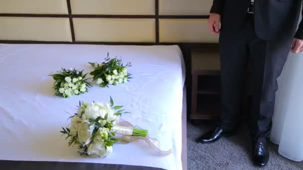 Lo sposo divertente prende bouquet da sposa e fa: — Video Stock