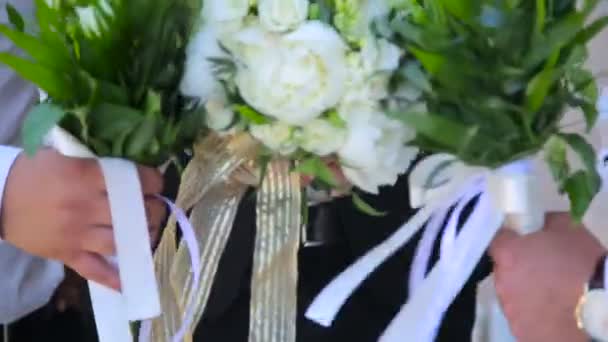 Ženich s přáteli se drží svatební kytice — Stock video