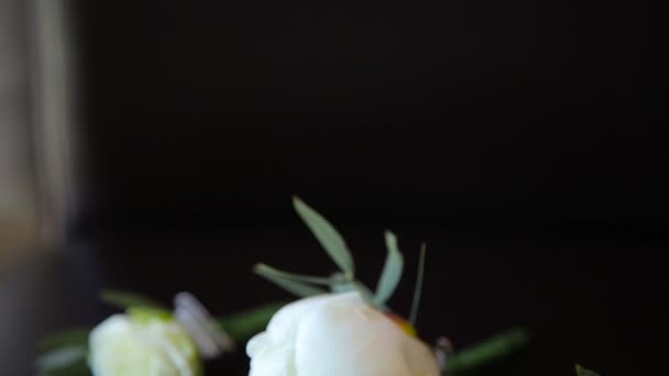 在黑色背景上的米色婚礼玫瑰 — 图库视频影像