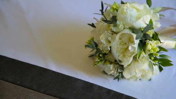 Gros plan du marié prend bouquet de mariage et va 