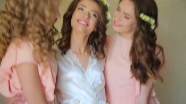 Sposa con due amici sorridente su una macchina fotografica — Video Stock