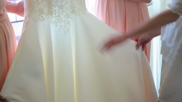 Close up di sposa e le sue amiche tenere abito da sposa — Video Stock