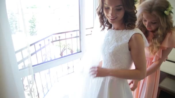 Melhor amigo ajuda futura noiva a usar um vestido de noiva — Vídeo de Stock