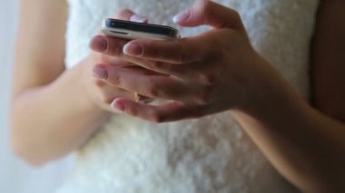 Telefon kullanarak ve bir kameraya gülümseyen Köprüsü