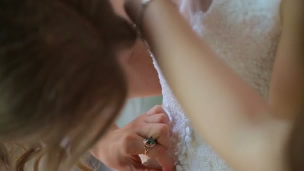 Mejor amigo ayuda a la novia a abrazar un corsé de boda — Vídeos de Stock