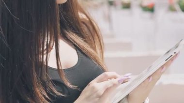 Kadın el tablet açık kullanma