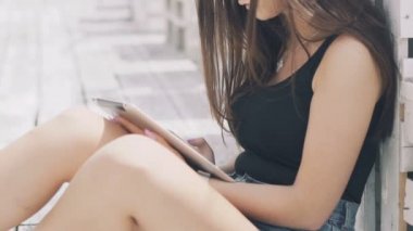 Tablet açık kullanma güneş gözlüklü kız. Yavaş yavaş
