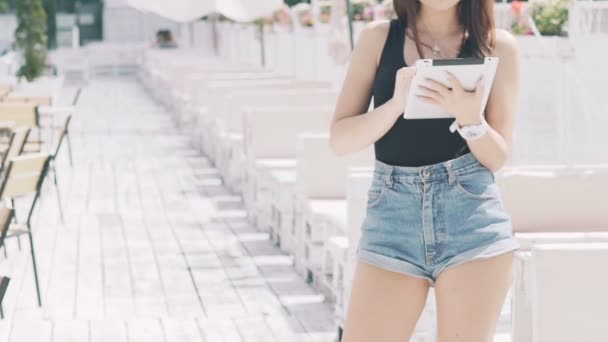 부두에 서 고는 태블릿을 사용 하 여 스마트 소녀 — 비디오